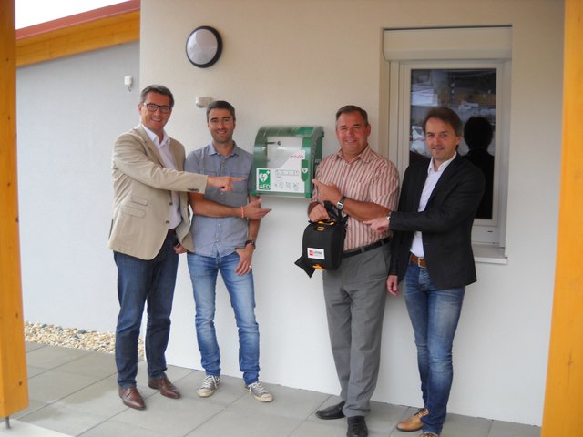 Den Defibrillator übergaben Alfred Kollar (OSG), Christian Jandrisevits (Baufirma Schwartz), Vbgm. Werner Kemetter und Martin Mayfurth (Planungsbüro Mayfurth/Zotter). | Foto: Privat
