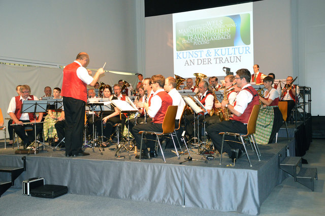 Das Orchester der Energie AG Oberösterreich bei der Uraufführung der Komposition von Thomas Doss „Mystic River“ – eine Auftragskomposition für die Veranstaltung „Kunst und Kultur an der Traun 2015“.