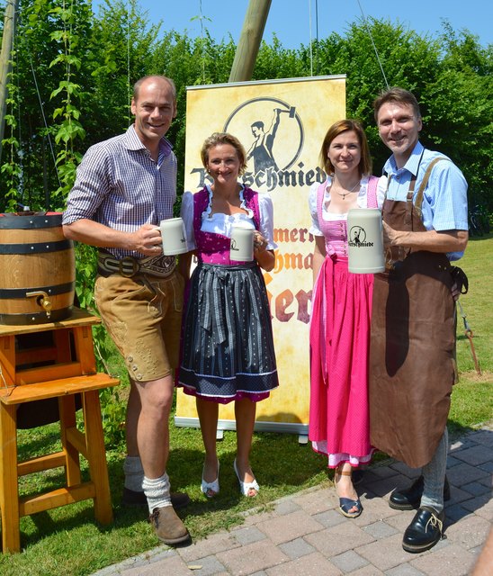 Mario Scheckenberger (r.) mit seiner Frau Marlene (2.v.r.) und den Ehrengästen Michael und Barbara Walchhofer. | Foto: Bierschmiede