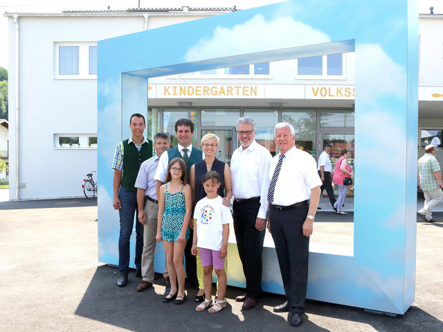 Landesrätin Mag. Doris Hummer (3.v.re.) eröffnete den Kindergartenumbau gemeinsam mit NR Jakob Auer (v.re.), LAbg. Dr. Walter Aichinger, GR Klaus Lindinger (v.li.), Vzbgm. Jürgen Schmidberger und Bgm. Franz Steininger.