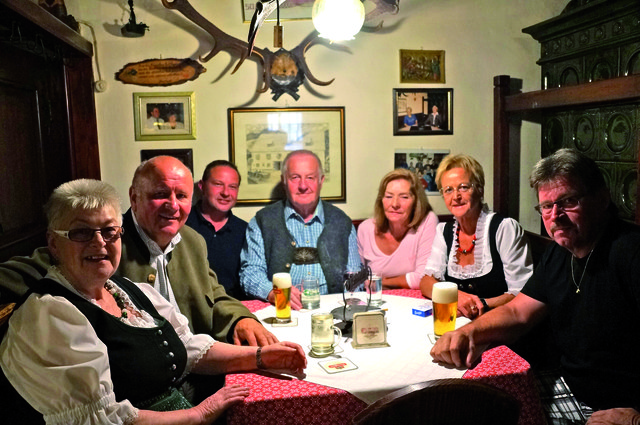 Bis in die frühen Morgenstunden feierte Eva Gletthofer (li.) mit ihren Stammgästen den Abschied.