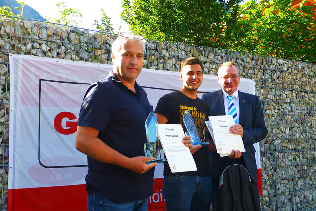 Verleihung der Auszeichnung „Lehrling des Monats“ in Zams - LR Johannes Tratter gratuliert Lehrling Jakob Lentsch und seinem Ausbilder Michael Grall.