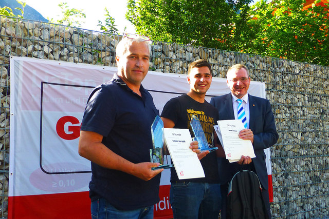 Verleihung der Auszeichnung „Lehrling des Monats“ in Zams - LR Johannes Tratter gratuliert Lehrling Jakob Lentsch und seinem Ausbilder Michael Grall. | Foto: Land Tirol