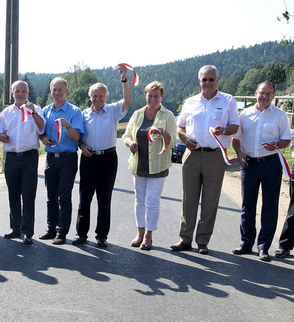 Landtagsabgeordneter Johann Affenzeller, Bürgermeister Erich Traxler, Landeshauptmann-Stellvertreter Franz Hiesl, Landtagsabgeordnete Maria Christine Jachs, Bezirkshauptmann Mag. Alois Hochedlinger und DI Josef Rathgeb (Land OÖ):
Moderner Ausbau der Maltsch Landesstraße abgeschlossen - Höhere Verkehrssicherheit und besserer Fahrkomfort | Foto: Land OÖ/Kauder