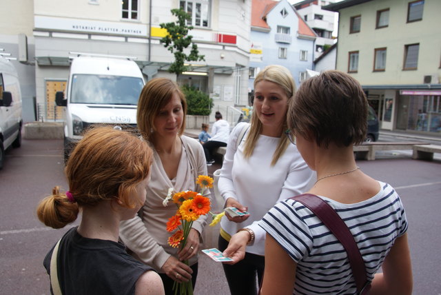 Die Landtagsabgeordneten Gabriele Fischer (Grüne) und Kathrin Kaltenhauser (ÖVP) bei der "Gewaltfrei-Tour" in Landeck.