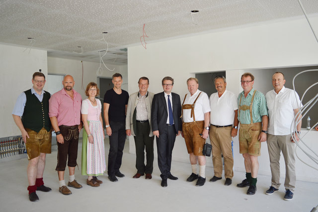 Bürgermeister Friedrich Stangl (4. v. r.) mit Landesrat Christopher Drexler (5. v. r.) und den Ehrengästen.