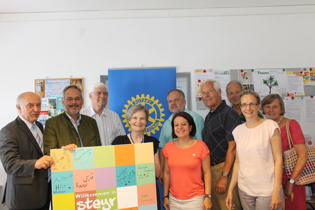 Landtagsabgeordneter Franz Schillhuber (li.), Präsident des Rotary Clubs Steyr Rudolf Mandorfer (2. v. l.) und Paraplü-Leiterin Hildegund Morgan (4. v. l.) beim Tag der offenen Tür bei Paraplü.