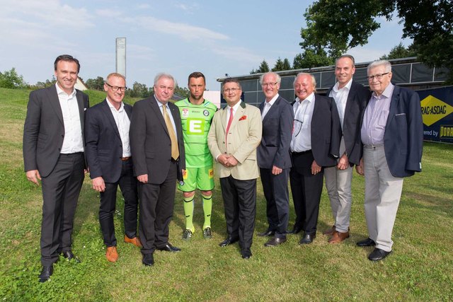 Christian Jauk (Präsident SK Sturm Graz), Peter Schaller (Niederlassungsleiter PORR Steiermark), Landeshauptmann Hermann Schützenhöfer, Christian Gratzei (Tormann SK Sturm Graz), Karl-Heinz Strauss (Generaldirektor PORR AG), Walter Lackner (Niederlassungsleiter TEERAG-ASDAG AG Steiermark), Anton Scherbinek (Bürgermeister Unterpremstätten-Zettling), Josef Pein (Geschäftsführer PORR Bau GmbH) und KR Karl Schwarzl.