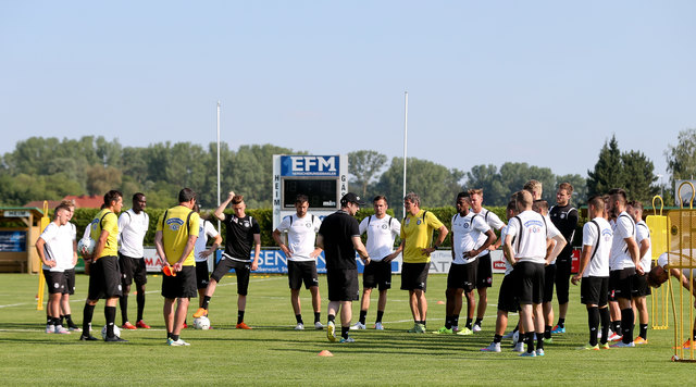 Perfekte Bedingungen: In Bad Tatzmannsdorf finden Franco Foda und die Sturm Kicker optimale Trainingsmöglichkeiten.