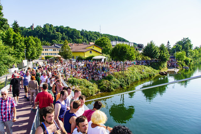 Das traditionelle Thalheimer Dirndlspringen lockte unzählige Schaulustige an die Traun zum Trodatsteg. | Foto: Christian Keinberger