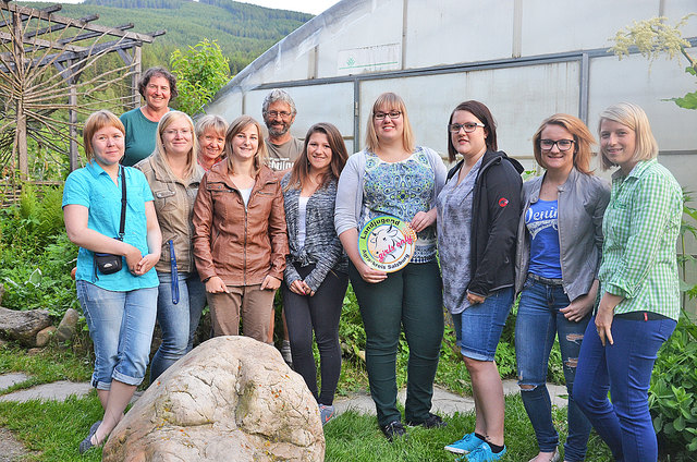 Die Teilnehmerinnen des „Girls-only-Agrarkreis“ mit den Bauersleut' Rosi (2. v. li.) und Edi Hötzer (6. v. li.).