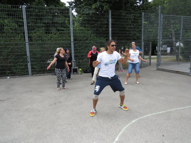 Trainer Joel Nino aus Venezuela bringt mit Zumba Fitness Spaß und Bewegung für alle Altersgruppen. Platz ist im Allerheiligenpark genug für alle Sportarten.
