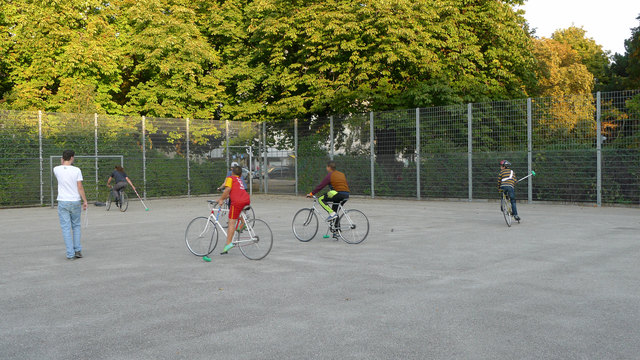 Bike Polo erfreut sich seit einem Jahr im Allerheiligenpark großer Beliebtheit. | Foto: Stefan Breitwieser
