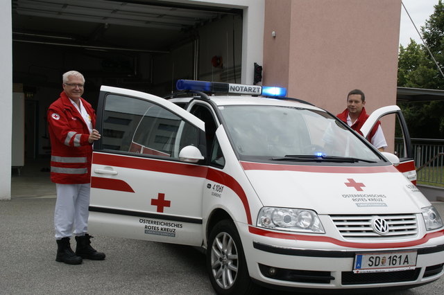 Immer einsatzbereit: Notarzt Thomas Meindl und Hans Brunnbauer, Rettungssanitäter beim Roten Kreuz.