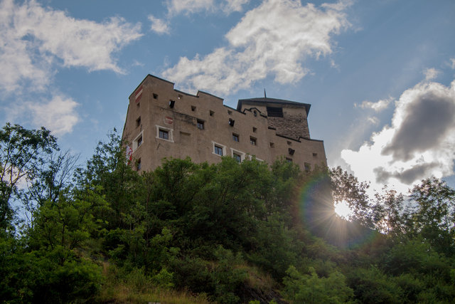 Heute, am 9.7.2015 - Sonnenaufgang hinter Schloss Landeck. © Ing. Günter Kramarcsik