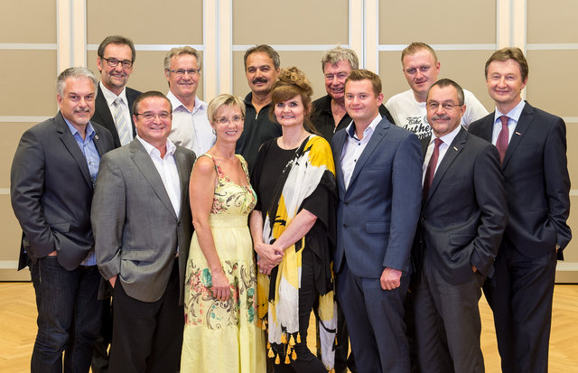 Der neue WKO-Bezirksstellenausschuss von Urfahr-Umgebung: Franz Tausch, Reinhard Stadler, Günter Aiglsperger, Josef Hartl, Edith Auinger-Pfund, Johannes Ecker, Karin Göweil,
Wolfgang Griesmann, Karl Pramer, Günther Hochreiter, WKOÖ-Direktor Walter Bremberger und Franz Tauber (v. l.).