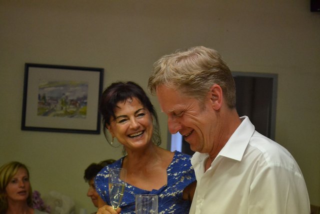 Lichtblick-Vorsitzende Waltraud Bina mit dem Vortragenden Peter Schnabl