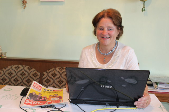 Maria Schiemer beim Erstellen eines Berichtes.