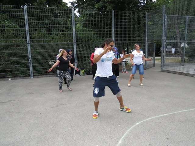 Trainer Joel Nino aus Venezuela bringt mit Zumba Fitness Spaß und Bewegung für alle Altersgruppen. Platz ist im Allerheiligenpark genug für alle Sportarten.