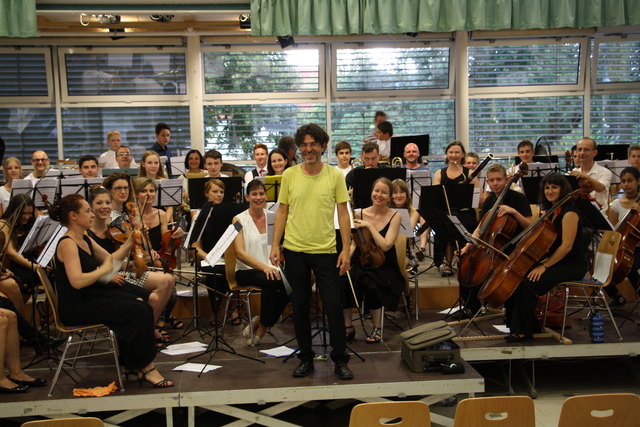 Als großes symphonisches Orchester glänzten 45 Musikschüler und Lehrer unter der Leitung von Manfred Uggowitzer.