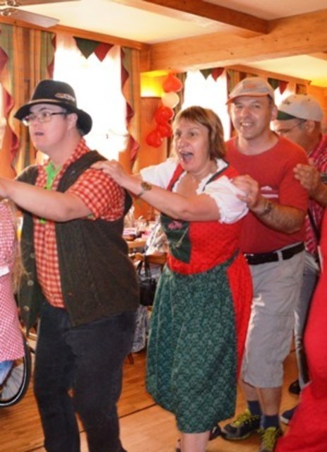 "Herz an Herz" zog an die 120 begeisterten Tänzer in das Gasthaus Ruckenstuhl.