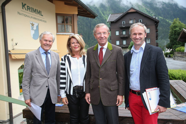 Gemeinsam mit LH Wilfried Haslauer, dem Krimmler Bgm. Erich Czerny und Petra Lemberger (GF TVB Krimml) freut sich der Chef der Filmproduktionsfirma EPO-Film, Dieter Pochlatko (re.), über die
derzeit laufende Produktion. | Foto: Privat