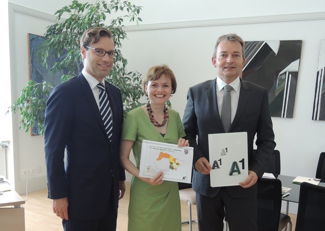 Michael Jungwirth von der A1-Bereichsleitung mit VP-Bezirkschefin Silke Kobald und Marcus Grausam (A1-Technikvorstand). | Foto: BV 13