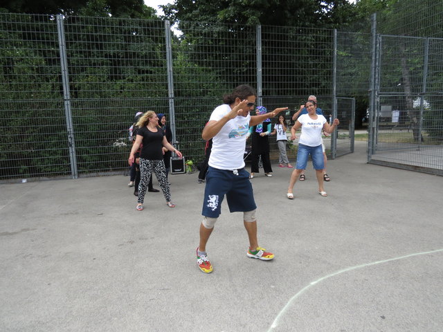 Trainer Joel Nino aus Venezuela bringt mit Zumba Fitness Spaß und Bewegung für alle Altersgruppen. Platz ist im Allerheiligenpark genug für alle Sportarten.