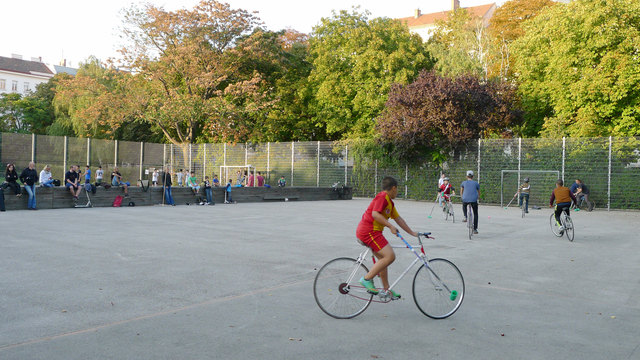 Bike Polo erfreut sich seit einem Jahr im Allerheiligenpark großer Beliebtheit. | Foto: Stefan Breitwieser