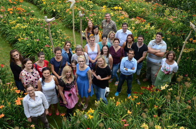 Die Migranten erhielten ihre Zeugnisse im Garten von Bella Bayer.