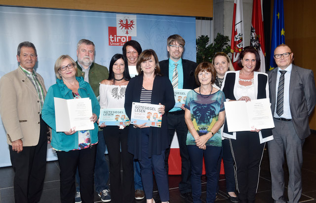 Bildungslandesrätin Beate Palfrader (4. v. li.) und Pflichtschulinspektor Thomas Eiterer (re.) mit VertreterInnen der ausgezeichneten Volksschulen aus dem Bezirk Imst.