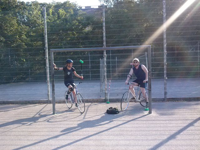 Gabriel und Annick beim Bike Polo im Allerheiligenpark – der Park wurde auch wegen seiner Infrastruktur ausgewählt. | Foto: Stefan Breitwieser
