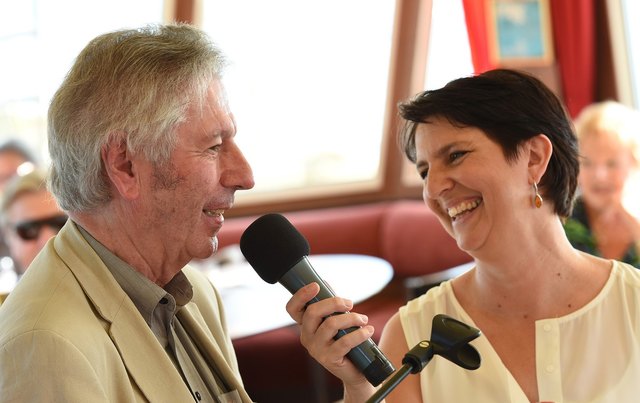 Alfred Komarek mit Beate Maxian, Initiatorin von "Mörderischer Attersee"