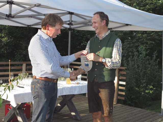 Amtsübergabe: Hans-Heinrich Probst (li.) und sein Nachfolger Herbert Karer.