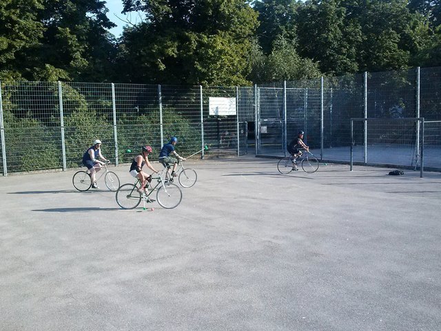 Bike Polo erfreut sich seit einem Jahr im Allerheiligenpark großer Beliebtheit. | Foto: Stefan Breitwieser