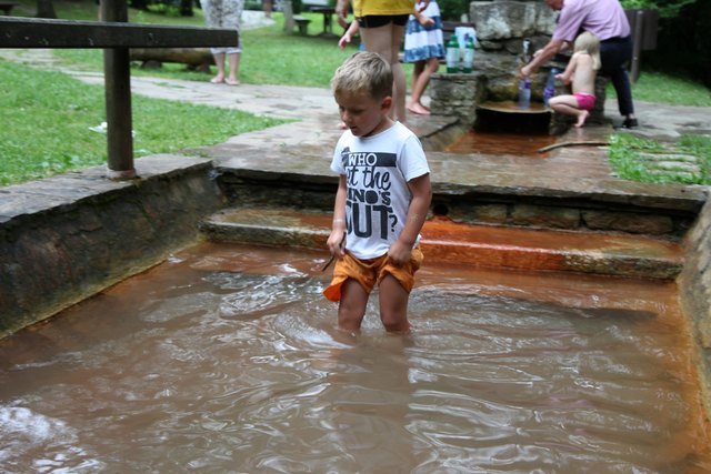 Egal ob klein oder groß- das kostenlose Wassertreten in der eisen- und schwefelhaltigen Heilquelle in Bad Sauerbrunn ist nicht nur ein Genuß, sondern auch gesund. Nebenbei kann man das gesunde Wasser auch gratis jederzeit abfüllen und mit nach Hause nehmen........