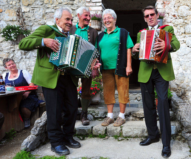 Ein Ständchen für die Haltersleut Gerti und Peter von der Spitzenbergeralm. | Foto: NPK/Sieghartsleitner