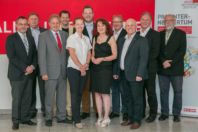 Der Bezirksstellenausschuss Braunau: WKOÖ-Direktor Walter Bremberger, Hans Stampfl, Obmann Klemens Steidl, Günther Ringeltaube, Elisabeth Eisenführer, Florian Zagler, Gabriele Brühwasser, Manfred Emersberger, Bezirksstellenleiter Klaus Berer, Franz Schuster, Gerhard Herlbauer (v. l.).