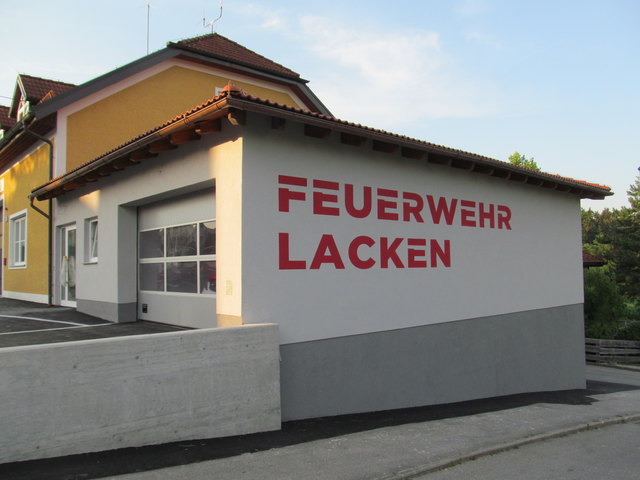 Von außen ist der Zu- und Umbau des Feuerwehrhauses bereits abgeschlossen