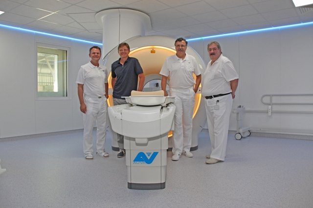 OA Dr. Wolfgang Eicher, Verwaltungsleiter Helmut Kreiner, Ärztlicher Leiter Prim. Dr. Harald Etschmaier, Röntgenassistent Kokelj (v.l.) | Foto: AUVA