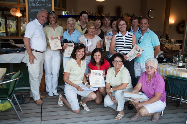 Siegerfoto mit den Organisatorinnen Ingrid Leitner vom Alpenhotel Ammerwald und Andrea Mayer (Ladies Captain). | Foto: privat