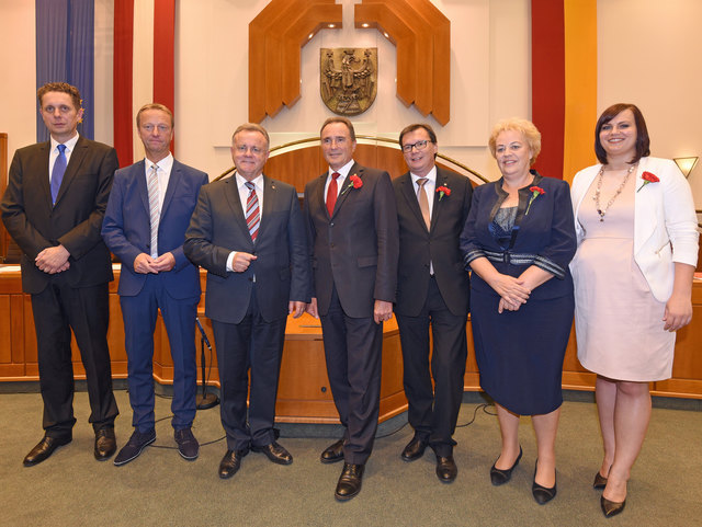 Der neuen Regierung gehören (von links) Alexander Petschnig, Hans Tschürtz (beide FPÖ), Hans Niessl, Helmut Bieler, Norbert Darabos, Verena Dunst und Astrid Eisenkopf (alle SPÖ) an.