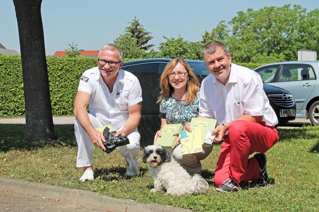 Bürgermeister Alfred Buchberger, Sieglinde Buchberger und Wolfgang Lindorfer (GVU) präsentierten die "Ermittlungsbox.
