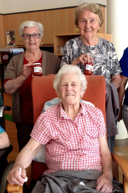 Emilie Burkert, Olga Griesser und Maria Prünster, Bewohnerinnen des SeneCura Sozialzentrums Oetz, präsentieren stolz die selbstgemachten Erdbeermarmeladen.