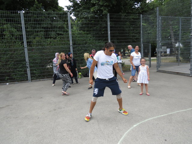 Trainer Joel Nino aus Venezuela bringt mit Zumba Fitness Spaß und Bewegung für alle Altersgruppen. Platz ist im Allerheiligenpark genug für alle Sportarten.
