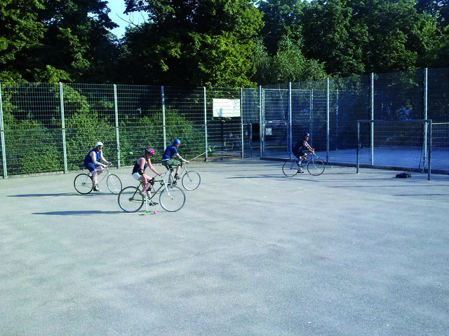 Bike Polo erfreut sich seit einem Jahr im Allerheiligenpark großer Beliebtheit. | Foto: Stefan Breitwieser