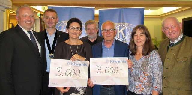 Die Vertreter des Kiwanis Clubs bei der Scheckübergabe an Karin Eidenberger und Markus Hagler. | Foto: Kiwanis Club Vöcklabruck