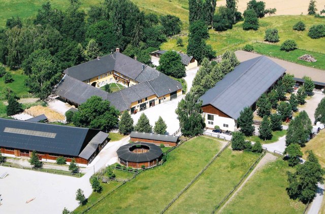 Auf diesem Musterhof der Familie Hütthaler gibt es perfekte Bedingungen für die Aufzucht und Haltung der Tiere.
