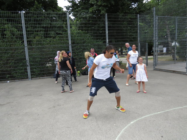 Trainer Joel Nino aus Venezuela bringt mit Zumba Fitness Spaß und Bewegung für alle Altersgruppen. Platz ist im Allerheiligenpark genug für alle Sportarten.