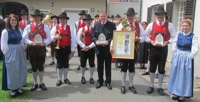 Gemeinsam mit Bgm. Josef Waltl holten sich die Wieser Musiker den Panther vom Land Steiermark ab.